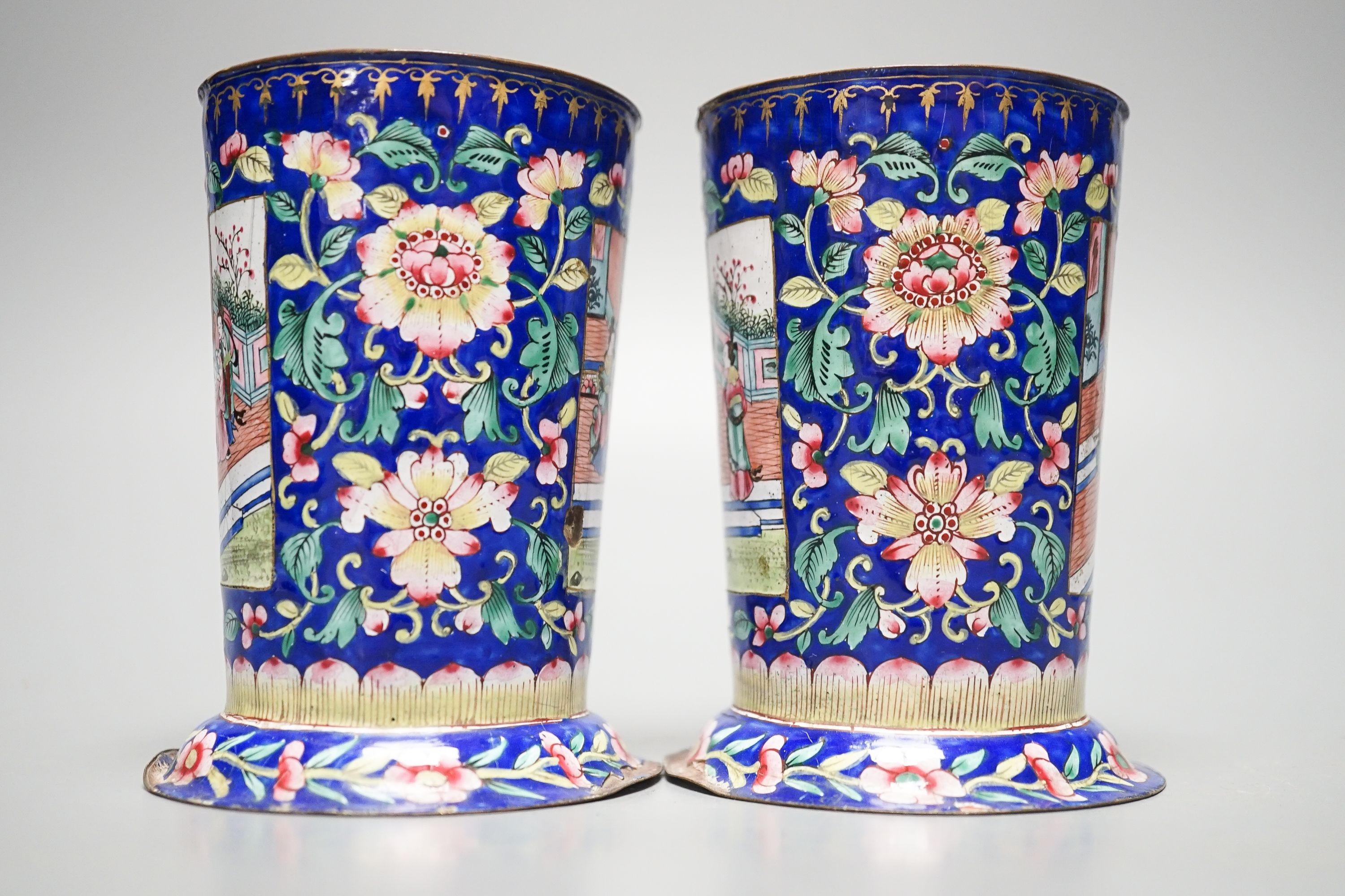 A pair of Chinese Canton enamel beakers, Qing period, 11.2cm